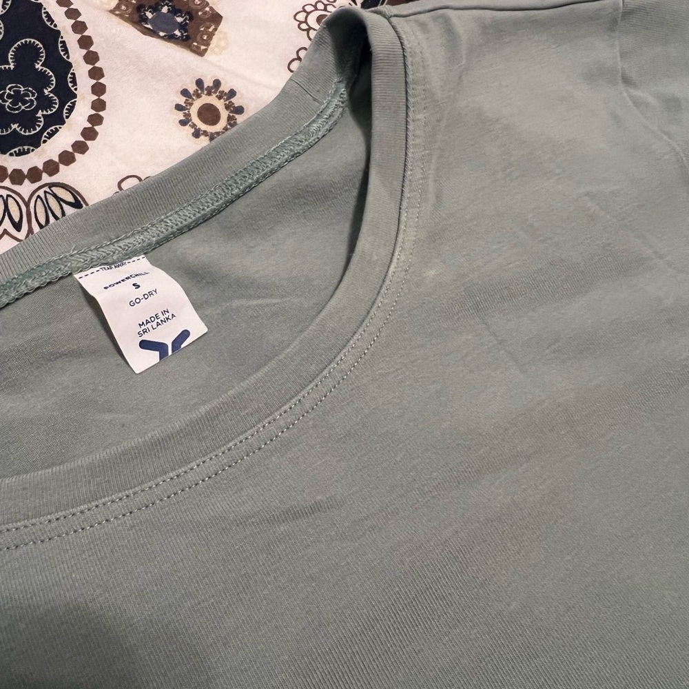 Matching Old Navy workout set size S. NWT green bike shorts, 2 longline bras - Picture 15 of 15